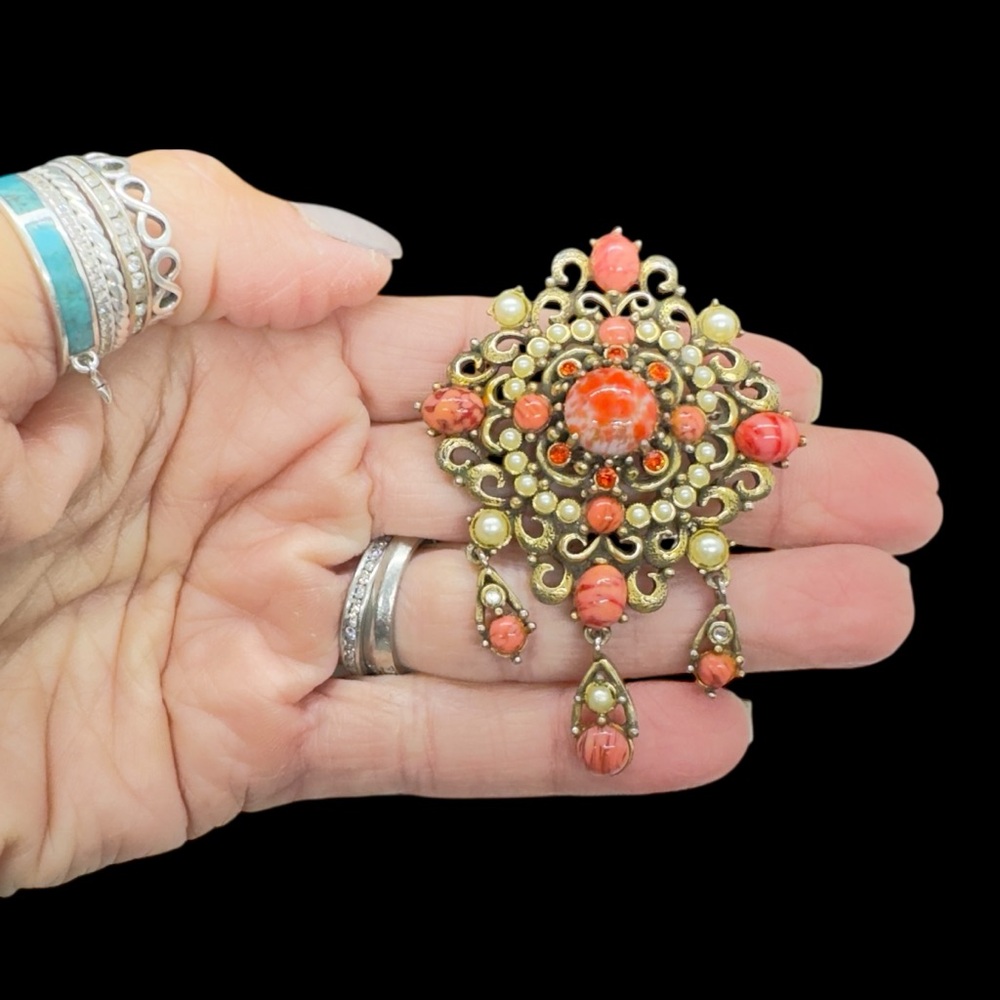 Vintage Hallmarked Hollycraft Coral Art Glass Cabochon & Pearl Dangling Brooch - Picture 11 of 11